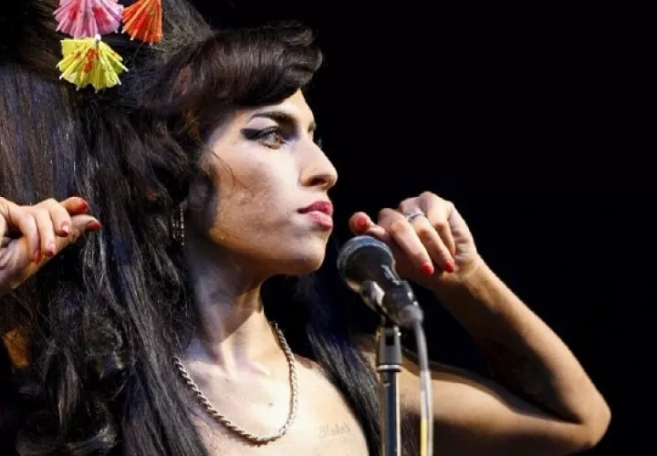 Amy Winehouse posa para los fotógrafos a su llegada a la ceremonia de entrega de los Brit Awards de 2007 en Londres. Foto: EFE / Daniel Deme