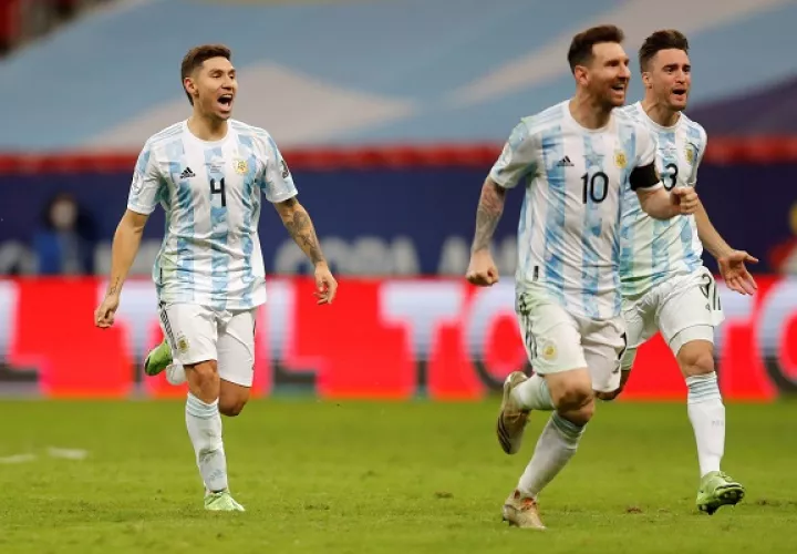 Messi (10) festeja la clasificación de Argentina a la gran final de la Copa América. Foto:EFE