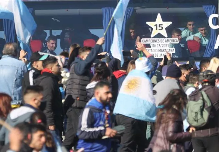 Lionel Messi, capitán de la selección argentina de fútbol, fue registrado este domingo al sonreír, frente a aficionados que lo saludaron fuera del autobús que transporta al equipo, luego de su arribo a Buenos Aires (Argentina) y de ganar la Copa América. Foto: EFE
