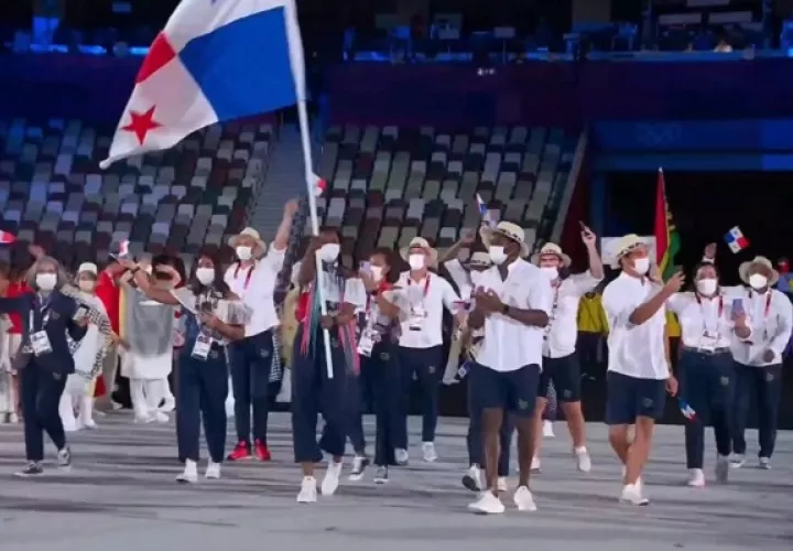 Atheyna Bylon con la bandera nacional en el recorrido de Panamá en la inaguración de los Juegos de Tokio. Foto:Cop