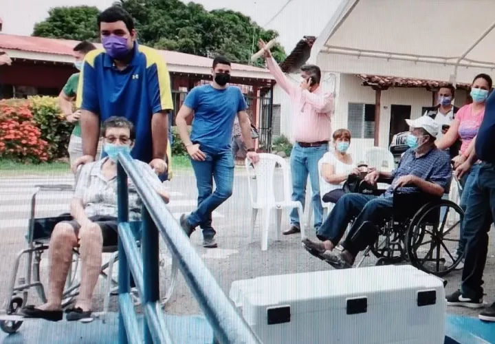 Los nueve centros de vacunación se encontraban con afluencia masiva de personas. Foto: Thays Domínguez