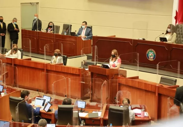 La ministra de Educación, Maruja Gorday de Villalobos, presentó el documento al pleno de la Asamblea Nacional. Foto: Cortesía Meduca