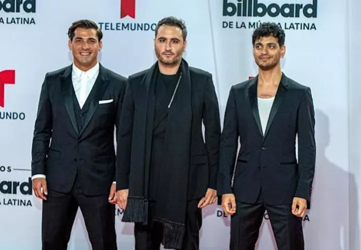 Los integrantes de la agrupación mexicana Reik (i-d); Julio Ramírez, Jesús Navarro y Bibi Marín, posan, el 21 de octubre de 2020, a su llegada a la alfombra roja de los Premios Billboard de la Música Latina. Foto: EFE / Giorgio Viera / Archivo