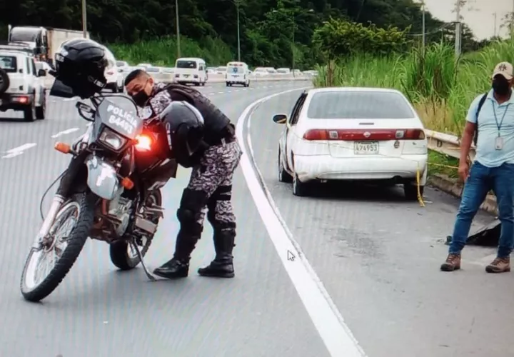 Los heridos abandonaron el auto en que viajaban a orillas de la autopista por El Carrizal. Foto: Eric A. Montenegro