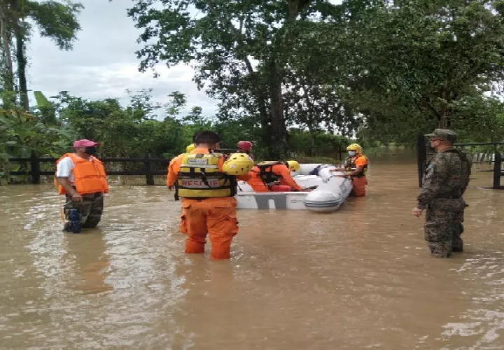Los estamos de la Fuerza de Tarea Conjunta, han logrado el rescate de más de 450 personas que se encontraban atrapadas e incomunicadas por la creciente de quebradas y ríos. Foto: Cortesía Sinaproc