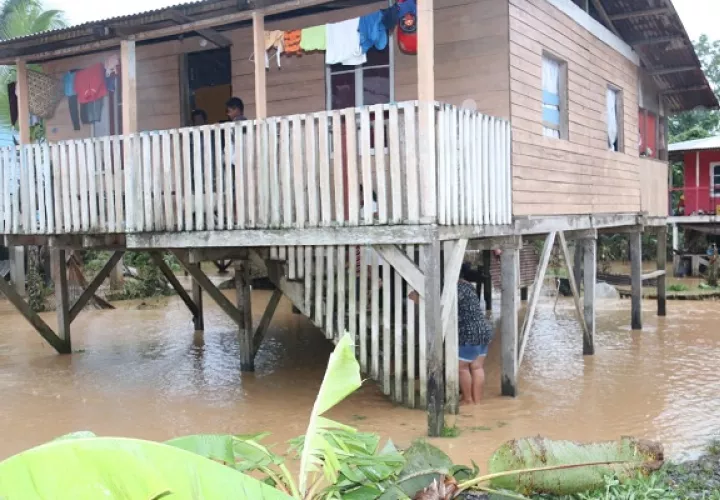 Evalúan la situación de varias residencias afectadas por las fuertes lluvias. Foto: Cortesía Sinaproc