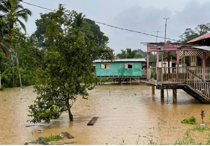 El Sinaproc mantienen la vigilancia en la Quebrada de la Nigua, en Nuevo Paraíso, distrito de Almirante. Foto: Cortesía Sinaproc 