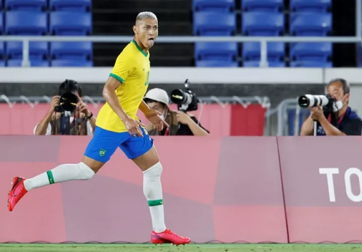 Brasil comenzó la defensa de su título olímpico con un triplete de Richarlison y una goleada a Alemania. Foto: EFE