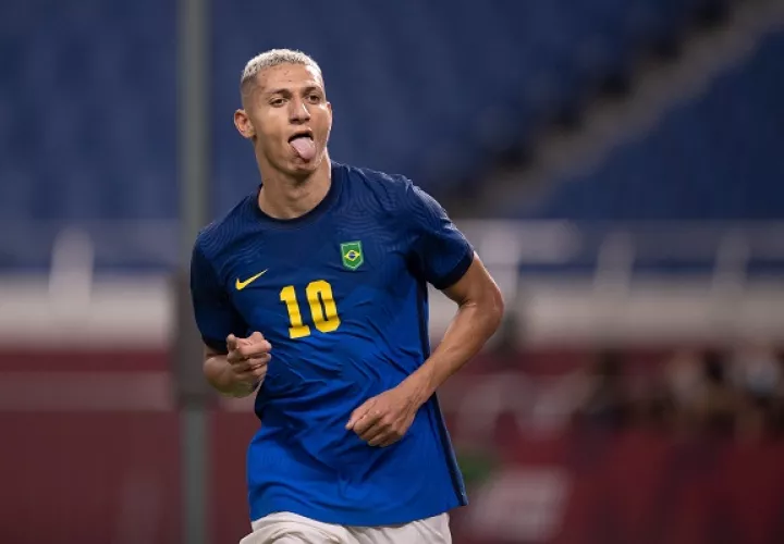 El delantero del Everton, Richarlison, aumentó su cuenta particular en el torneo para colocarse como máximo anotador con cinco tantos. Foto Cortesía: @CBF_Futebol