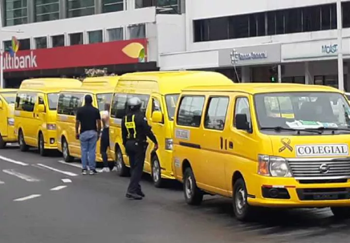 La semana pasada, los conductores de buses colegiales protestaron la semana pasada ante la sede del Ministerio de Economía y Finanzas de donde salieron sin respuesta. Víctor Arosemena