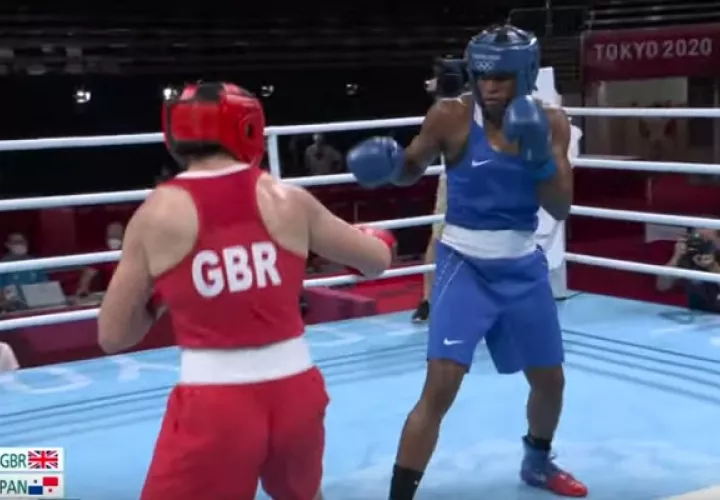Atheyna Bylon (azul) ante la británica Lauren Price.