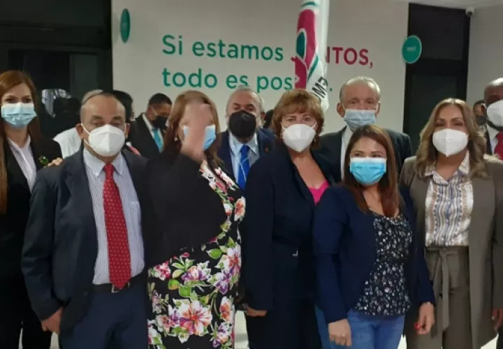 Un grupo de diputados presentó la solicitud ante la sede de Cambio Democrático. Foto: Víctor Arosemena