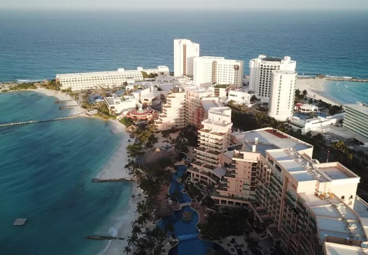 La alta afluencia ha obligado incluso a algunos hoteles a no admitir a más turistas para mantener los cupos impuestos. EFE
