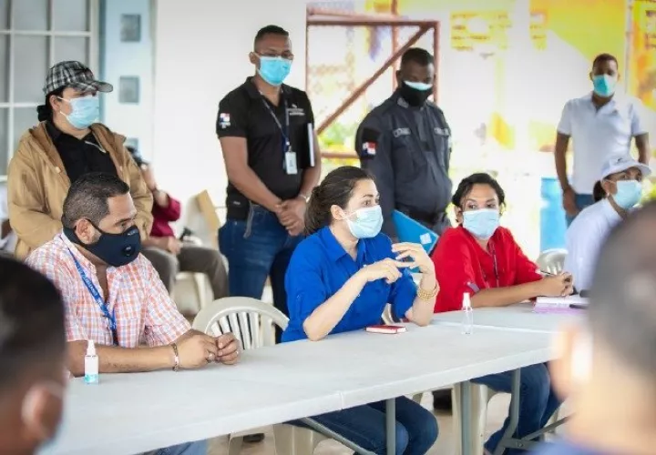 En agosto del año pasado, la ministra Tewaney estuvo en La Joya, donde conversó con detenidos. Foto: Archivo