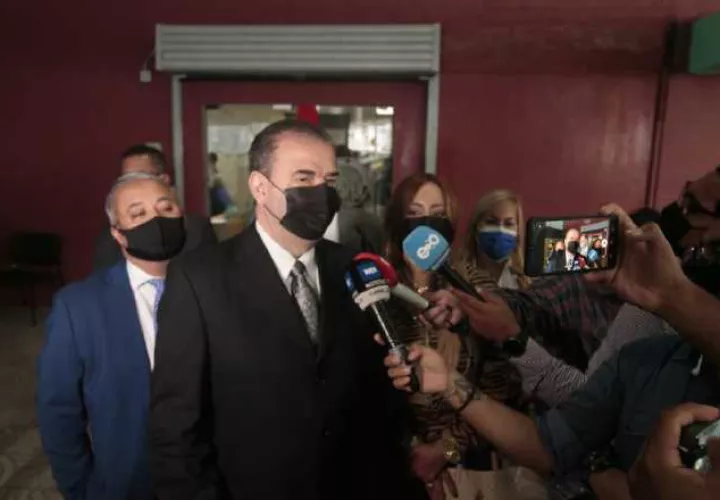 Carlos Carrillo, coordinador del equipo de defensa del exmandatario Martinelli, señaló que en su momento reiterarán la ilegitimidad de estas pruebas. Víctor Arosemena