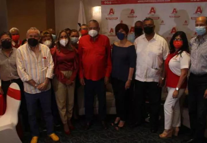 En el encuentro entre ambas facciones se abordaron temas nacionales que serán debatidos en este periodo  en la Asamblea Nacional. Foto: Víctor Arosemena