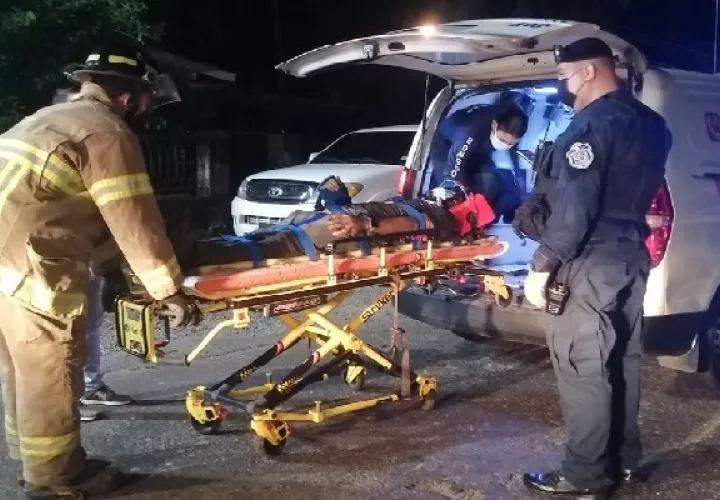 Una ronda policial que pasaba por el lugar se percató del incidente, procediendo a notificar a los bomberos, quienes se trasladaron al lugar y efectuaron el rescate. Foto: José Vásquez