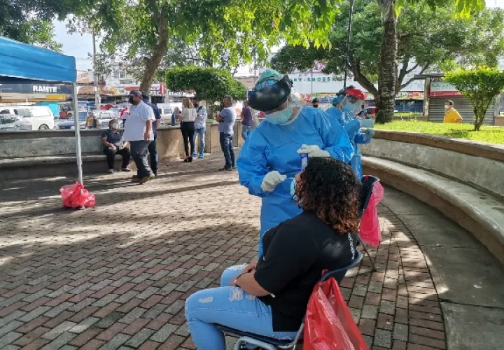 La población en Chiriquí está acudiendo a los centros de hisopado y de vacunación. Foto: José Vásquez