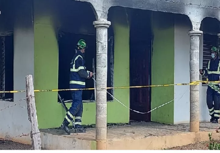 Las autoridades judiciales realizaron una reinspección en la casa, en busca de mayores indicios que esclarezcan este lamentable suceso. Foto: Mayra Madrid