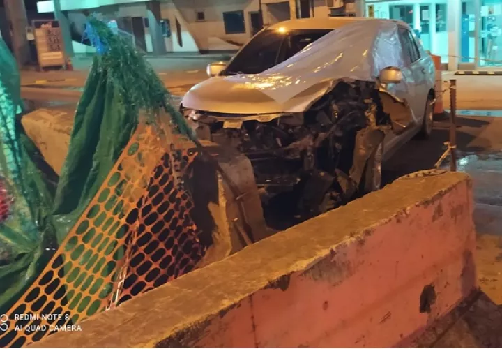 Ariel Patricio chocó el auto contra el jersey que se utiliza para separar los carriles de ida y vuelta. Foto: Thays Domínguez
