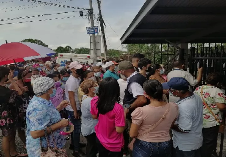 Los ciudadanos acudieron a la Escuela Victoria D'Spinay para vacunarse. Foto: Mellibeth González