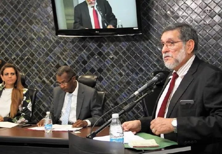 Osman Valdés (derecha), del Tribunal Electoral, explicó en febrero de 2018 los cambios a los diputados, quienes no aceptaron debatirlos. Archivo