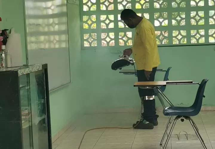 Tareas de desinfección en las escuelas de El Lirio y Santa Cruz. Foto: Eric A. Montenegro
