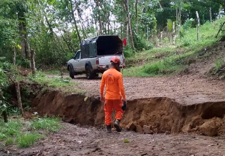 En los próximos días el Sinaproc le entregará al MOP el informe sobre la situación de la vía de tierra que conduce a la apartada comunidad de Vaquilla, provincia de Coclé. Foto: Cortesía Sinaproc
