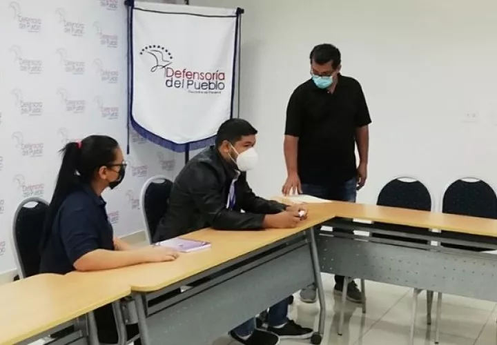 Los representantes de la asociación presentaron la propuesta ante la Defensoría del Pueblo. 