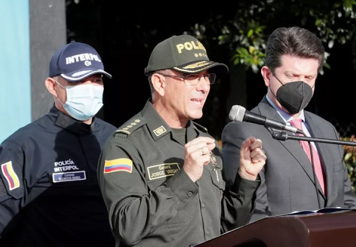  El director de la Policía Nacional de Colombia, general Jorge Luis Vargas (c), habla hoy, durante una conferencia de prensa en la sede la Organización Internacional de Policía Criminal en Bogotá.  Foto: EFE