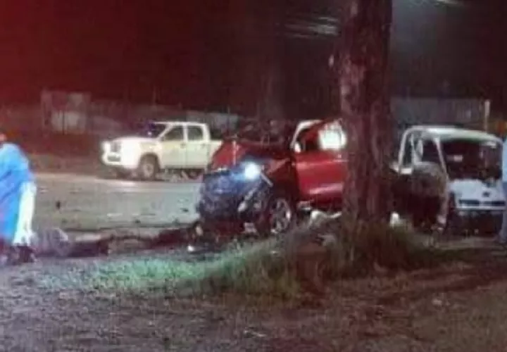 Daniel Yangüez manejaba un camión color blanco que impactó contra un auto tipo pickup, a eso de las 10:50 pm del jueves. Foto: Diomedes Sánchez