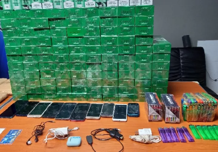 Encontraron unas 1,277, cajetillas de cigarrillos, ocho paquetes de filling, 95 encendedores, 10 celulares, dos chips para celulares. Foto: DIomedes Sánchez