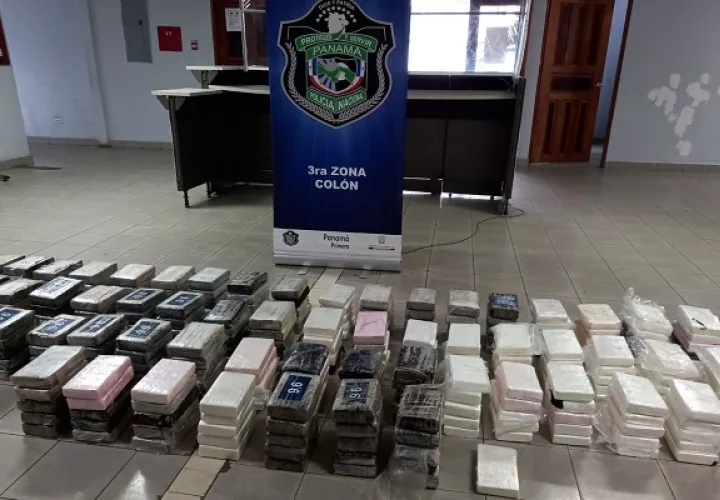 La droga estaba identificada con números como 2020, 96, y las letras R-B, mientras que otros paquetes tenían cinta adhesiva de color chocolate. Foto: Diomedes Sánchez