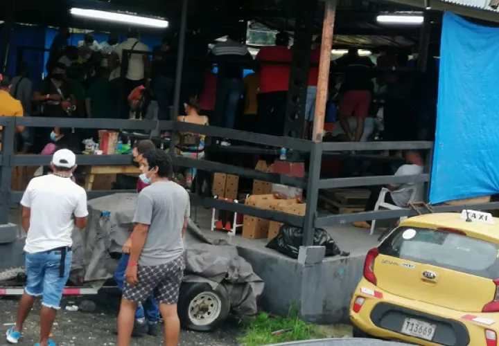 En la gallera en el sector de Cativá no cumplía con el aforo establecido por las autoridades de salud. Foto: Diomedes Sánchez