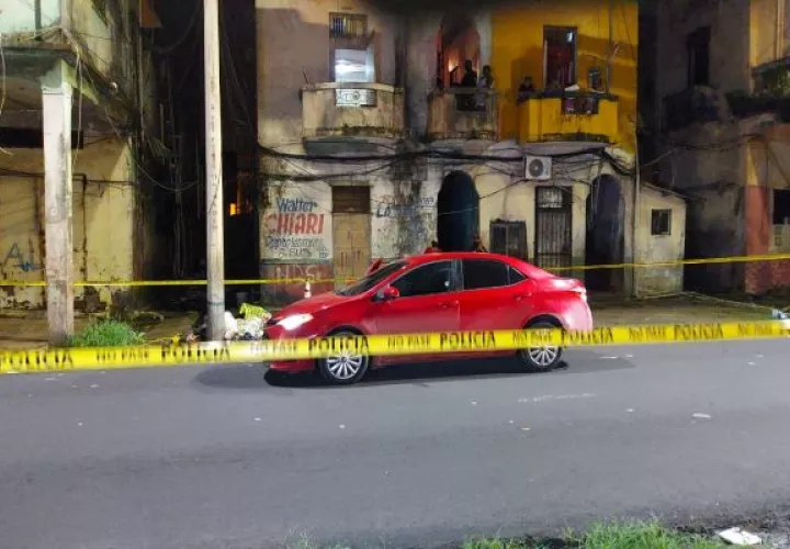 El área donde se encontraba el vehículo fue acordonada por la Policía Nacional para preservar la escena del crimen. Foto: Diomedes Sánchez