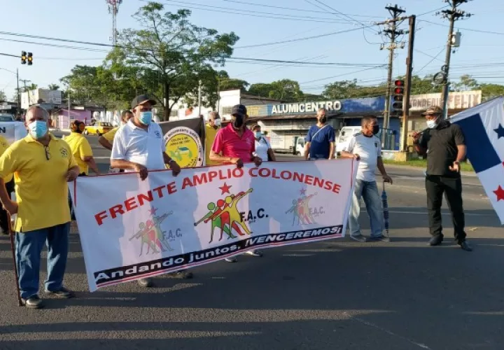 Los grupos han iniciado la caminata de Sabanitas, en medio de la afectación de los conductores, debido a que han ocupado al menos dos paños de la vía.  VEA TAMBIÉN:  Suspenden atención en centro de hemodiálisis de Colón. Foto: Diomedes Sánchez