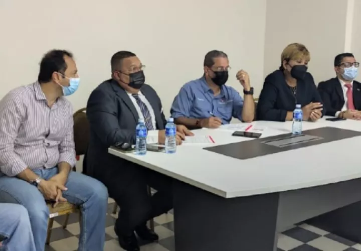 Ministro del Mivi conversa con las autoridades locales de la provincia de Colón. Foto Diomedes Sánchez