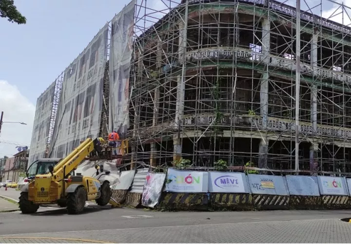 Actualmente, la Casa Wilcox y otros 51 inmuebles del centro de Colón están desalojados y el Miviot requiere autorización para darle continuidad a los trabajos de renovación, a pesar de que algunos edificios presentan deterioro que se agrava con el tiempo. Foto: Diomedes Sánchez