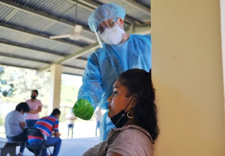 Moradores de San Carlos, en Panamá Oeste, continúan asistiendo al puesto de salud de Las Uvas, para que se les practique pruebas rápidas de covid-19. Foto: Cortesía @CSSPanama