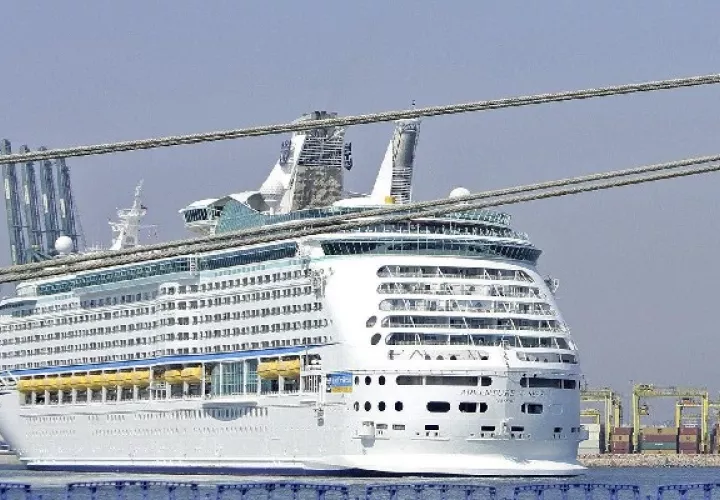Seis pasajeros que navegan a bordo del crucero Adventure of the Seas de la compañía Royal Caribbean International dieron positivo a covid-19. Foto: EFE