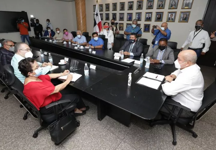 Reunión entre Adames y la dirigencia de las organizaciones sindicales más importantes del país. Foto: Cortesía/Asamblea 