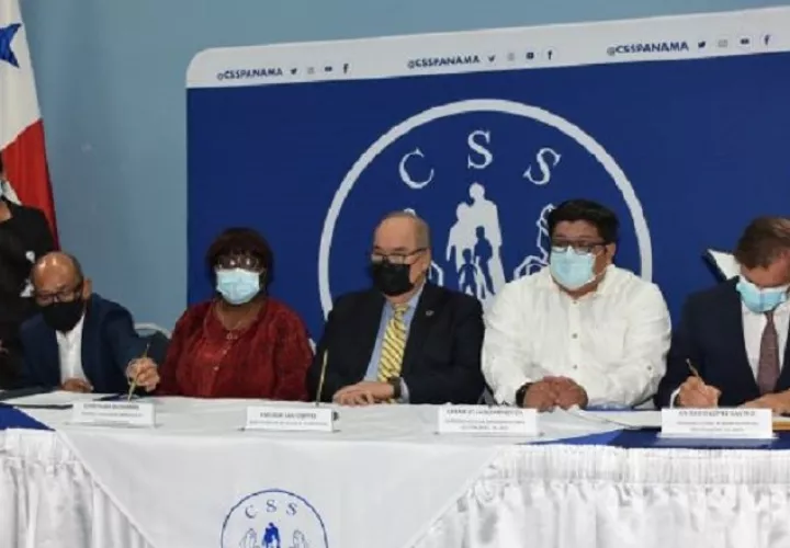 En la firma del acuerdo transaccional entre la CSS y FCC, estuvieron miembros de la junta directiva  y la aseguradora afianzadora. Foto: Cortesía CSS