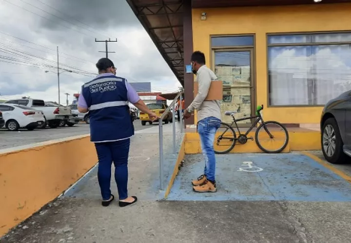 El carnet es para beneficio de servicios o medicamentos. Foto: Cortesía Defensoría del Pueblo