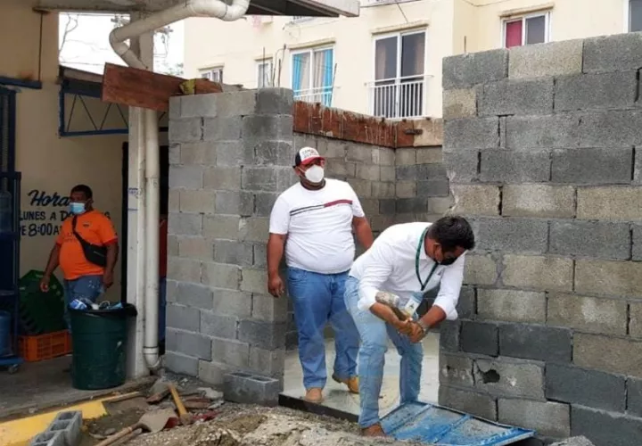 Al momento de la demolición, el local comercial ya tenía levantada las paredes. Foto: Diómedes Sánchez 