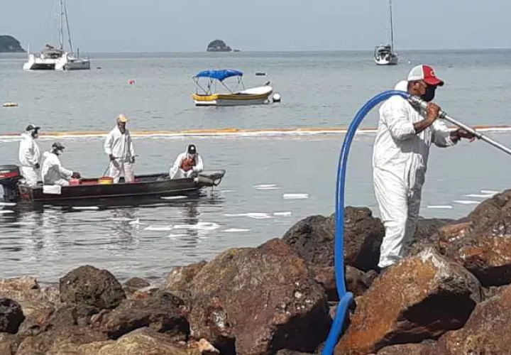 Parte de la limpieza realizada en Taboga por este derrame de combustible. Archivo