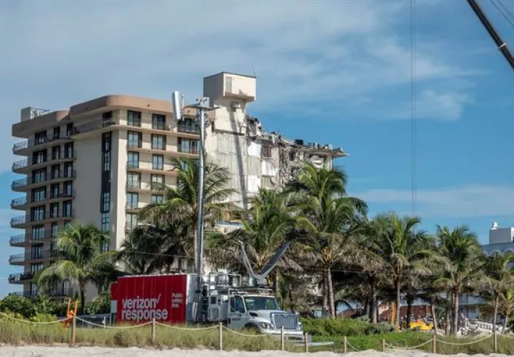 Registro general este viernes del edificio desplomado la semana pasada en Surfside (Florida, EE.UU.). Foto: EFE