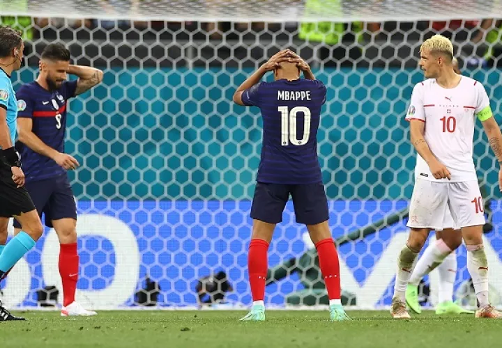 Kylian Mbappé (#10) se fue antes de tiempo del torneo y además sin marcar un solo gol. Foto: EFE