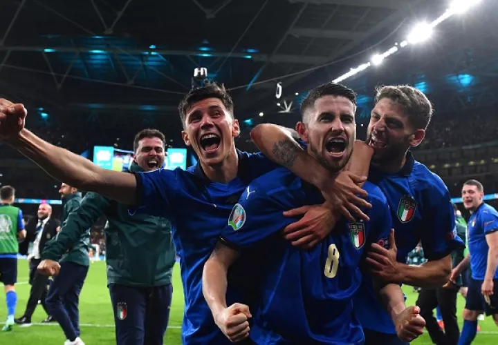 Italia extiende su racha sin perder a 33 partidos y espera rival para la gran final. Foto: EFE