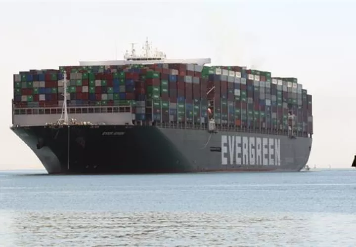 El portacontenedores Ever Given  bloqueó durante seis días  el Canal de Suez. Foto: EFE