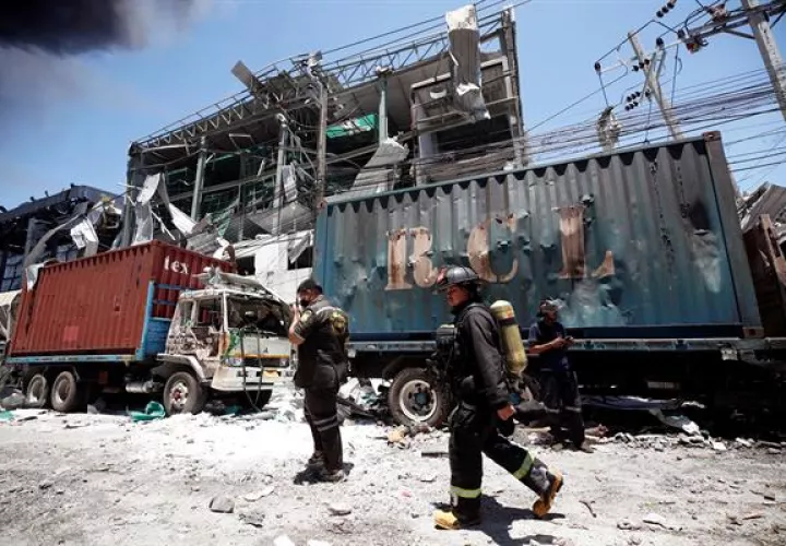 Los bomberos continúan luchando contra varios focos del incendio provocado por la explosión en la fábrica. Foto: EFE